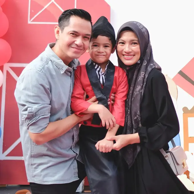 [Fimela] Dude Harlino dan Alyssa Subandono bersama anaknya