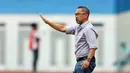 Pelatih Persikabo 1973, Aji Santoso (tengah), memberikan instruksi kepada para pemainnya dalam pertandingan pekan ke-9 BRI Liga 1 2023/2024 melawan Madura United yang berlangsung di Stadion Wibawa Mukti, Sabtu (20/8/2023). (Bola.com/Abdul Aziz)