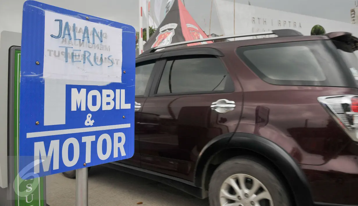 Mobil melitasi Gate parkir akses masuk yang masih dalam tahap ujicoba di RPTRA/RTH Kalijodo, Jakarta, Rabu (3/5). Gate parkir dipasang untuk menggantikan mesin parkir meter yang dinilai kurang efektif. (Liputan6.com/Yoppy Renato)