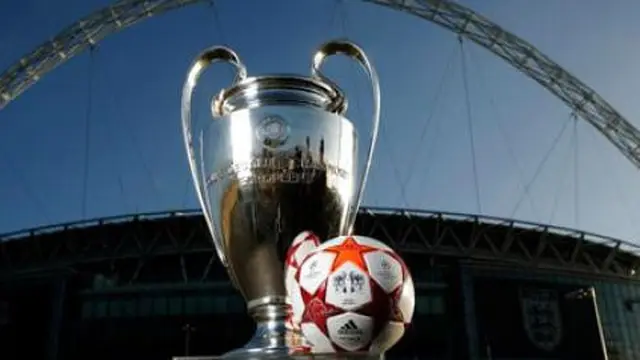 Trofi dan bola final Liga Champions Wembley. (c) talksport