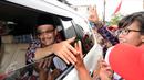 Cawagub petahana, Djarot Syaiful Hidayat menyalami warga saat sosialisasi di kawasan Pademangan VIII, Jakarta, Kamis (23/3). Selain sosialisasi dengan warga, Djarot juga menyerap keluhan warga sekitar. (Liputan6.com/Helmi Fithriansyah)  