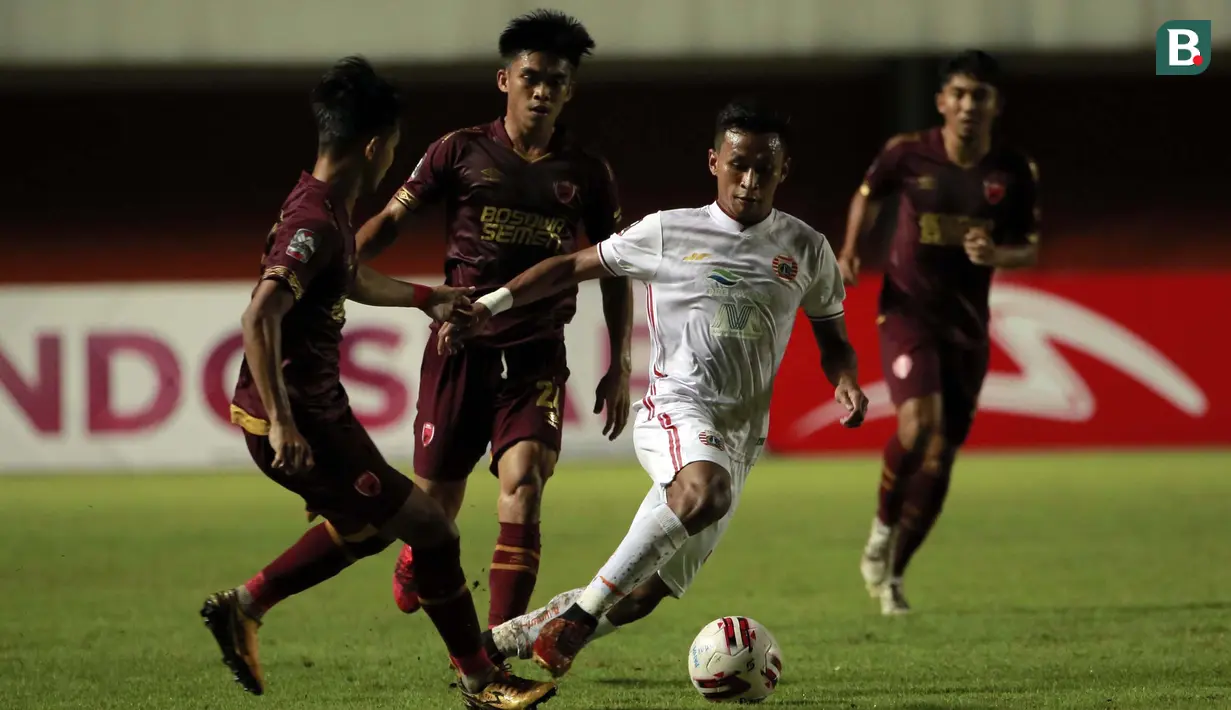 Gelandang Persija Jakarta, Osvaldo Haay (tengah) berusaha melewati sejumlah pemain PSM Makassar dalam laga leg pertama semifinal Piala Menpora 2021 di Stadion Maguwoharjo, Sleman, Kamis (15/4/2021). (Bola.com/Ikhwan Yanuar)