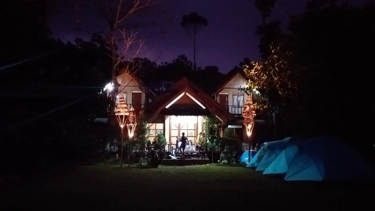 Kondisi salah satu pondokan di kawasan ekowisata Ciburial, Garut malam hari, nampak indah nan asri