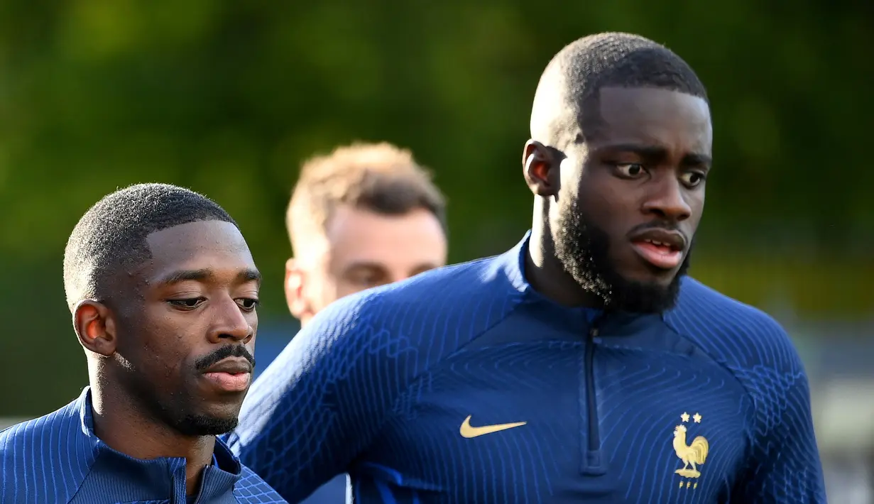 Bek Prancis, Dayot Upamecano (kanan) melakukan pemanasan selama mengikuti sesi latihan di Clairefontaine-en-Yvelines (19/9/2022). Latihan ini sebagai bagian dari persiapan tim untuk berlaga melawan Austria di Stade de France pada 22 September dan dilanjutkan tiga hari kemudian melawan Denmark di Copenhagen dalam lanjutan laga UEFA Nations League. (AFP/Franck Fife)