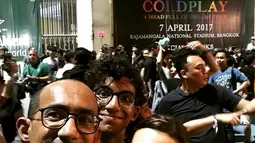 Najwa Shihab, bersama Ibrahim Sjarief Assegaf dan sang putra, kompak berada di Rajamangala Stadium, Thailand, untuk menikmati konser Coldplay. (Foto: Instagram/@isassegaf)