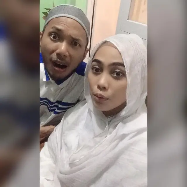 7 Potret Kebersamaan Norman Kamaru dan Istri Tampil dalam Busana Muslim