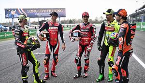 Kondisi tersebut membuat peluang juara kembali terbuka lebar bagi para pesaing seperti Alex Marquez, Marco Bezzecchi, serta pendatang baru Toprak Razgatlioglu dan Diogo Moreira. Tampak dalam foto, (dari kiri ke kanan) Pembalap Italia Pertamina Enduro VR46 Racing, Fabio Di Giannantonio; pembalap Italia Honda HRC Castrol, Luca Marini; pembalap Italia Ducati Lenovo Team, Francesco Bagnaia; pembalap Italia Pertamina Enduro VR64 Racing, Franco Morbidelli; dan pembalap Italia Red Bull KTM Tech 3, Enea Bastianini, berinteraksi saat sesi foto grup di Sirkuit Internasional Buriram, Thailand pada Kamis 26 Februari 2026. (Lillian SUWANRUMPHA/AFP)