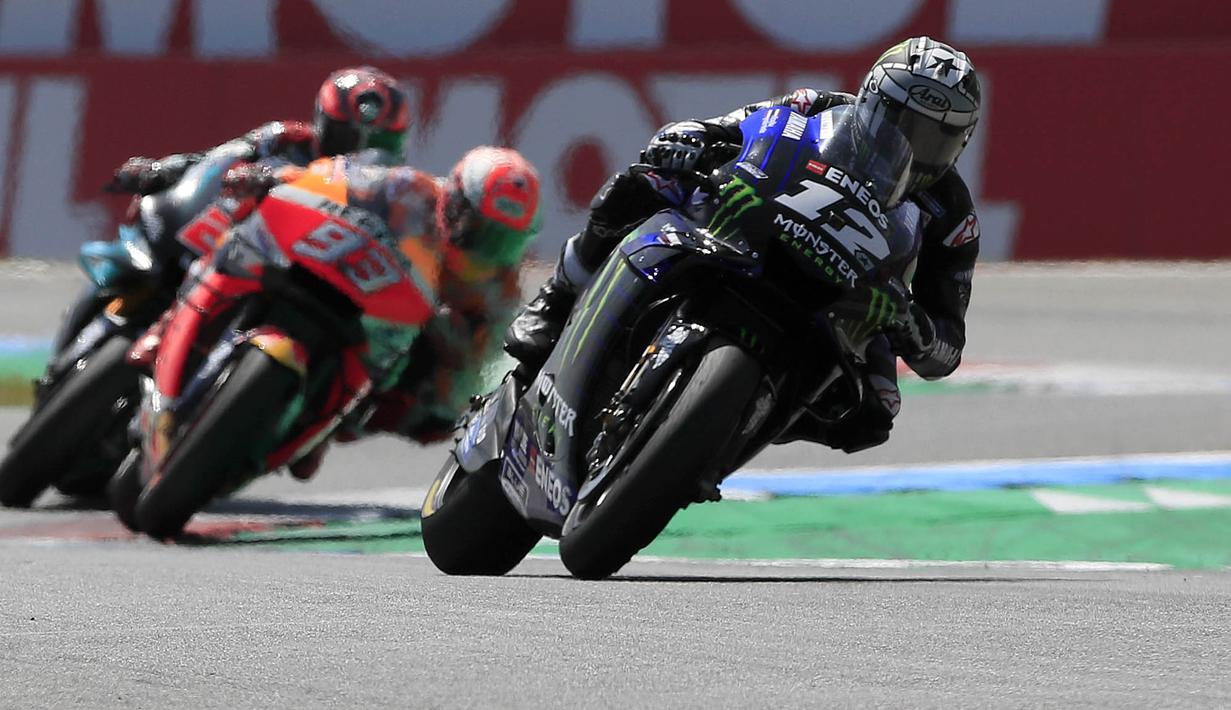 Pebalap Yamaha, Maverick Vinales, saat beraksi pada MotoGP Belanda di Sirkuit Assen, Belanda, Minggu (30/6/2019). Vinales sukses menjadi juara dengan catatan waktu 40 menit 55,415 detik. (AP//Peter Dejong)