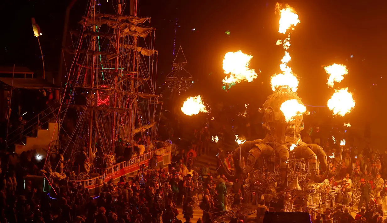 Sebuah kendaraan yang dimodifikasi menyerupai mobil mutan menyemburkan api saat festival seni dan musik tahunan Burning Man di Black Rock Desert, Nevada, AS (3/9). Diperkirakan 70.000 orang dari seluruh dunia berkumpul di sini. (REUTERS / Jim Urquhart)