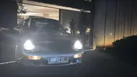 Sebuah Porsche berwarna perak menyusul laju Porsche marun yang bergerak lebih dulu, dikendarai penyidik KPK. (Liputan6.com/Ady Anugrahadi)