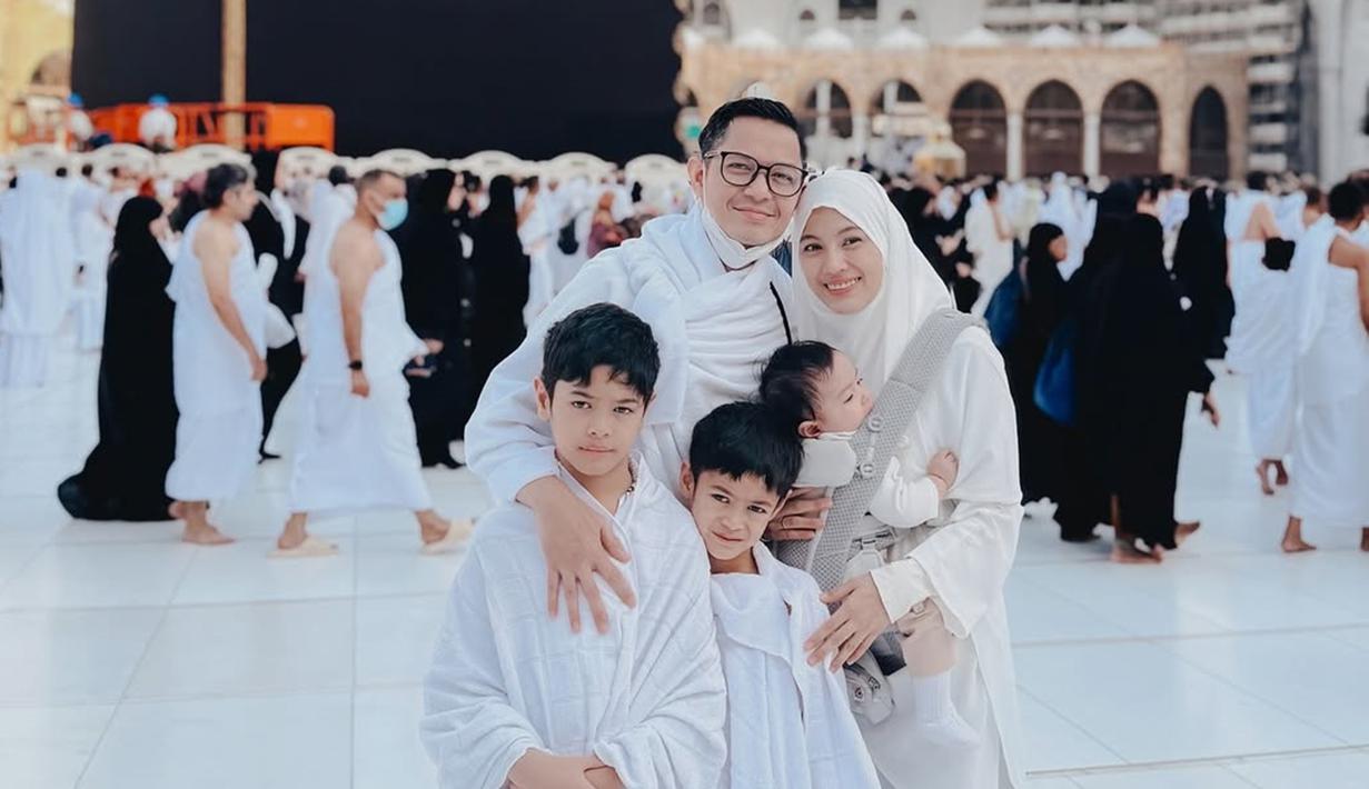 Dalam keterangan unggahannya, Alyssa Soebandono menuliskan jika umroh ini adalah perjalanan yang tidak terlupakan, terutama untuk anak-anaknya. Bintang sinetron Inikah Rasanya ini berharap bisa kembali ke Tanah Suci. Usianya baru delapan bulan, Baby Lia anteng dalam gendongan sang bunda. Seperti diketahui, anak ketiga Alyssa ini lahir pada April 2024. (Liputan6.com/IG/@ichasoebandono)
