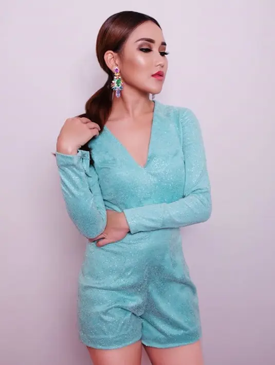 Ayu Ting Ting dalam setiap penampilannya pun selalu tampil maksimal. Dalam balutan gaun ia pun tampil anggun. Bahkan baru-baru ini ia tampil dalam busana retro dalam sesi pemotretan. (Liputan6.com/IG/@ayutingting92)