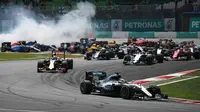 Pebalap Mercedes, Lewis Hamilton, memimpin balapan sejak start F1 GP Malaysia di Sirkuit Sepang, Minggu (2/10/2016). (AFP/Manan Vatsyayana)