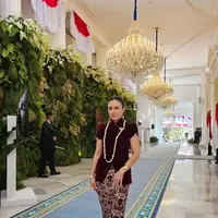 Wulan Guritno kenakan kebaya janggan modifikasi. [@wulanguritno].