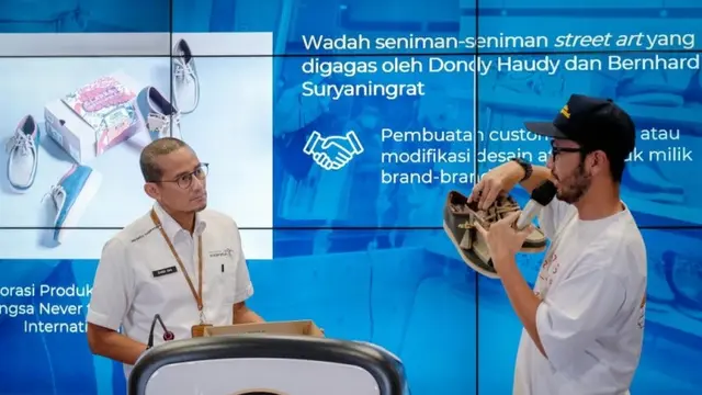 Creative Director Nevertoolavish Adwiya Pascahaja memperlihatkan koleksi terbaru Nevertoolavish kepada Menparekraf Sandiaga Uno