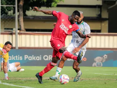 Pemain Semen Padang, Ikechukwu Kenneth Ngwoke berusaha mencetak gol melalui tendangan backheel ke gawang PSS Sleman pada laga lanjutan BRI Liga 1 2024/2025 di Stadion STIK, Jakarta, Senin (26/08/2024). (Bola.com/Bagaskara Lazuardi)