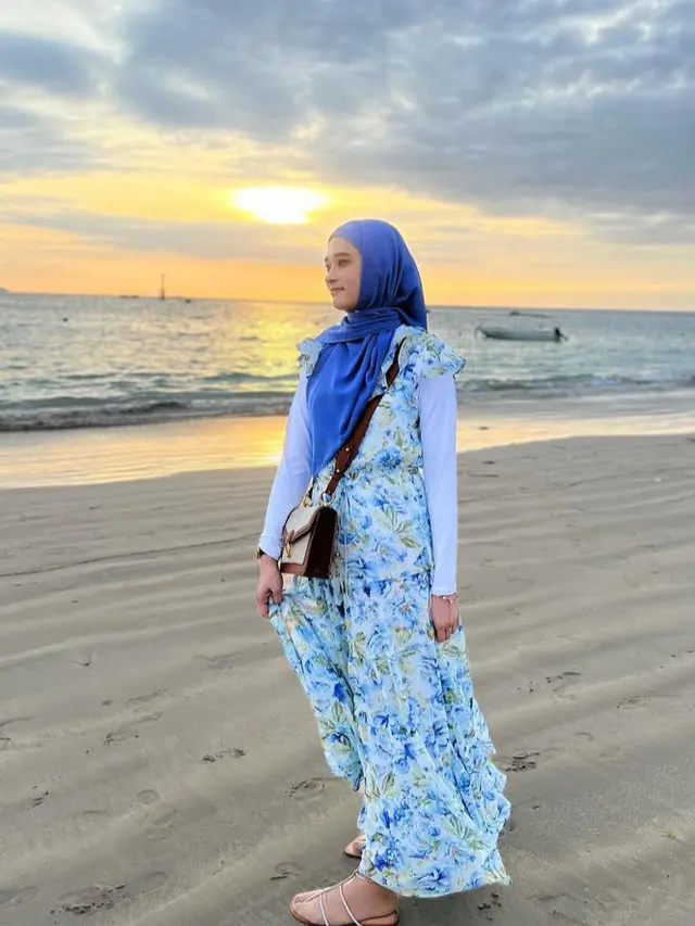 Gaya Inara Rusli saat Liburan di Pantai Bali
