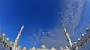 Gambar yang diambil menggunakan lensa fisheye menperlihatkan Masjid Agung Sheikh Zayed di Abu Dhabi, Uni Emirat Arab. Dengan luas area sekitar 22, 412 meter persegi, masjid ini mampu menampung lebih dari 40,000 jemaah. (Photo by Vincenzo PINTO / AFP)