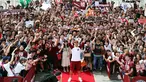 Mantan Penyerang Jerman, Lukas Podolski foto bersama dengan para penggemar saat upacara penyambutan di Kobe, Jepang barat, (6/7). Podolski akan bermain untuk klub Jepang Vissel Kobe. (Tsuyoshi Ueda/Kyodo News via AP)