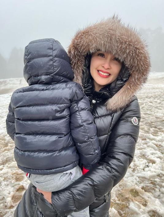 Inilah kesibukan harian pemain sinetron Cahaya Cinta, tiap hari ia harus merawat anak-anaknya. Tak heran, kini Sandra Dewi makin jarang tersorot oleh media. (Liputan6.com/IG/@sandradewi88).