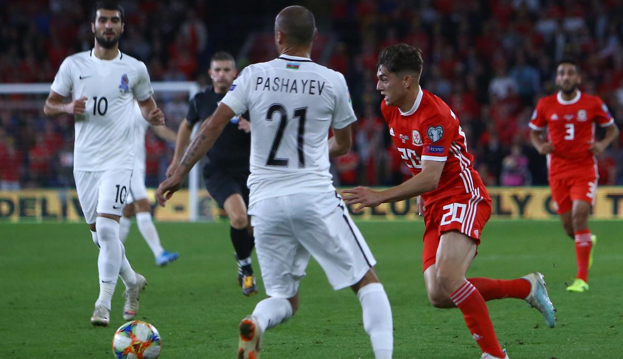 Gelandang Wales, Daniel James, berusaha melewati kepungan pemain Azerbaijan pada laga Kualifikasi Piala Eropa 2020 di Cardiff City Stadium, Cardiff, Jumat (6/9). Wales menang 2-1 atas Azerbaijan. (AFP/Geoff Caddick)
