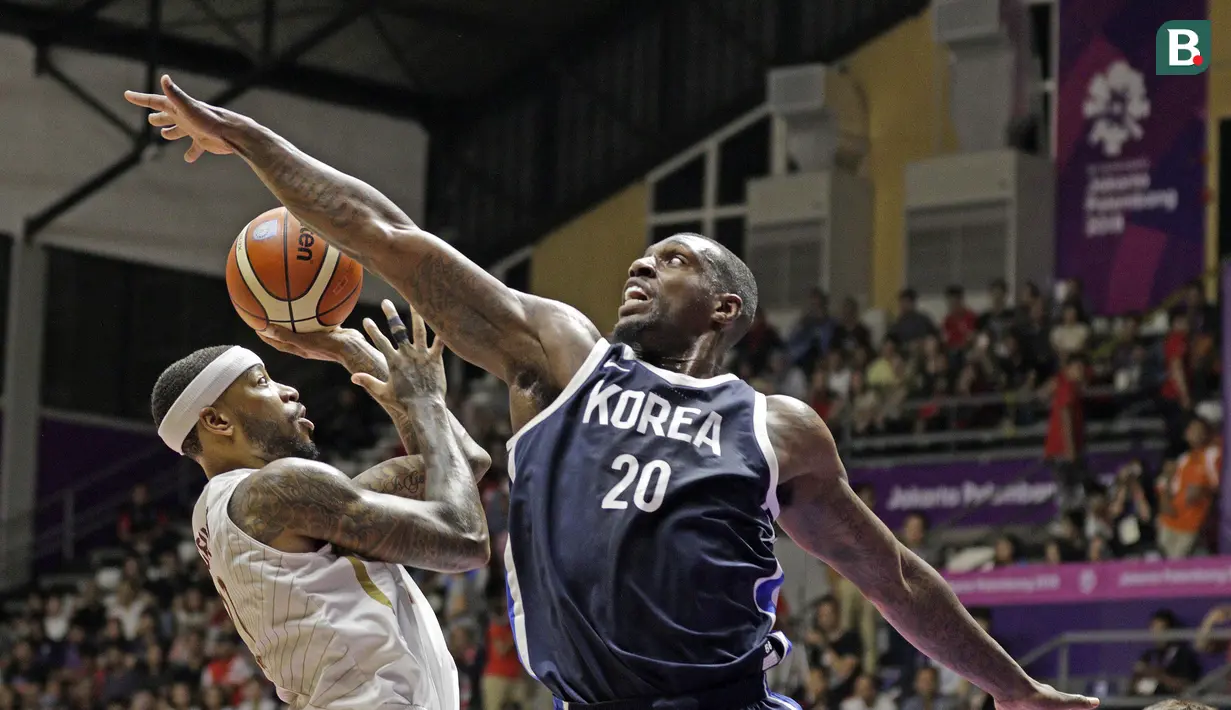 Pebasket Indonesia, Jamarr Andre Johnson, dihadang pebasket Korea Selatan, Ricardo Preston Ratliffe pada laga Asian Games 2018 di Hall Basket GBK, Selasa (14/8/2018). (Bola.com/Peksi Cahyo)