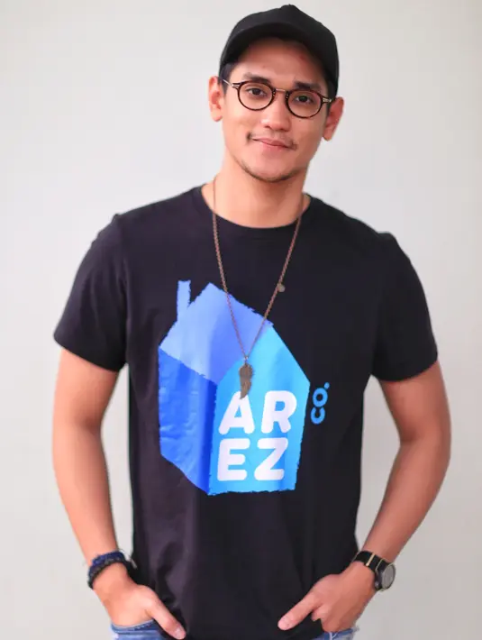 Afgan akan berkolaborasi dengan membawakan lagu lawas yang telah melegenda. Berjudul Mimpi Sedih dan Layu Sebelum Berkembang. Bagi Afgan, ini merupakan duet pertama kalinya dengan penyanyi idolanya. (Adrian Putra/Bintang.com)