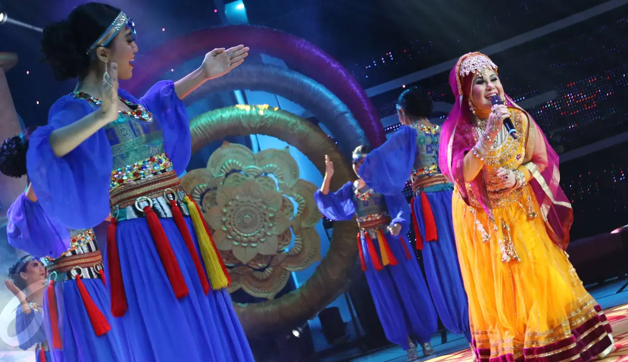 Pedangdut Elvy Sukaesih tampil saat Pesta Bollywood di Studio 5 Indosiar, Daan Mogot, Jakarta, Senin (6/3) Bintang serial drama  Ranveer & Ishani, Shakti Arora dan Radhika Madan ikut meramaikan acara tersebut.(Liputan6.com/Helmi Afandi) 