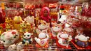 Penjual merapikan pernak-pernik Imlek di atrium Lippo Mall Puri, Jakarta, Jumat (01/2). Kegiatan menyambut Tahun Baru Imlek yang mengusung tema Let’s Gong Xi berlangsung hingga 28 Februari 2019. (Liputan6.com/Fery Pradolo)