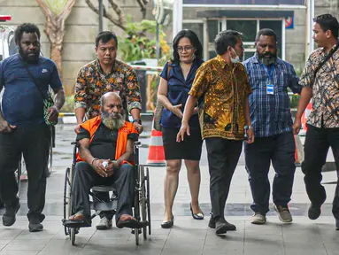 Tersangka mantan Gubernur Papua Lukas Enembe menaiki kursi roda saat akan menjalani pemeriksaan di Gedung Komisi Pemberantasan Korupsi (KPK) Merah Putih, Rasuna Said, Jakarta, Selasa (19/9/2023). (Liputan6.com/Faizal Fanani)