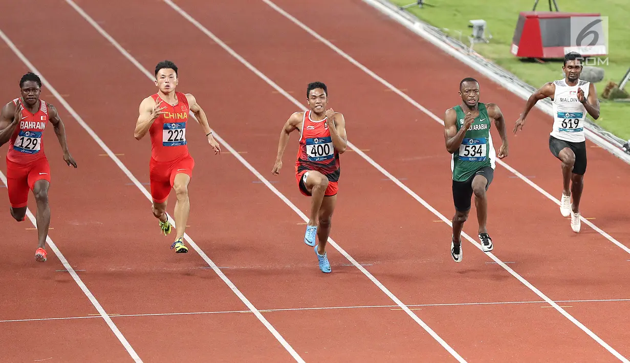 Sprinter Indonesia, Lalu Muhammad Zohri (tengah) saat lari nomor 100 meter putra pada semifinal atletik Asian Games 2018 di Stadion Utama GBK, Jakarta (26/8). Lalu Muhammad Zohri maju ke babak final. (Liputan6.com/Fery Pradolo)