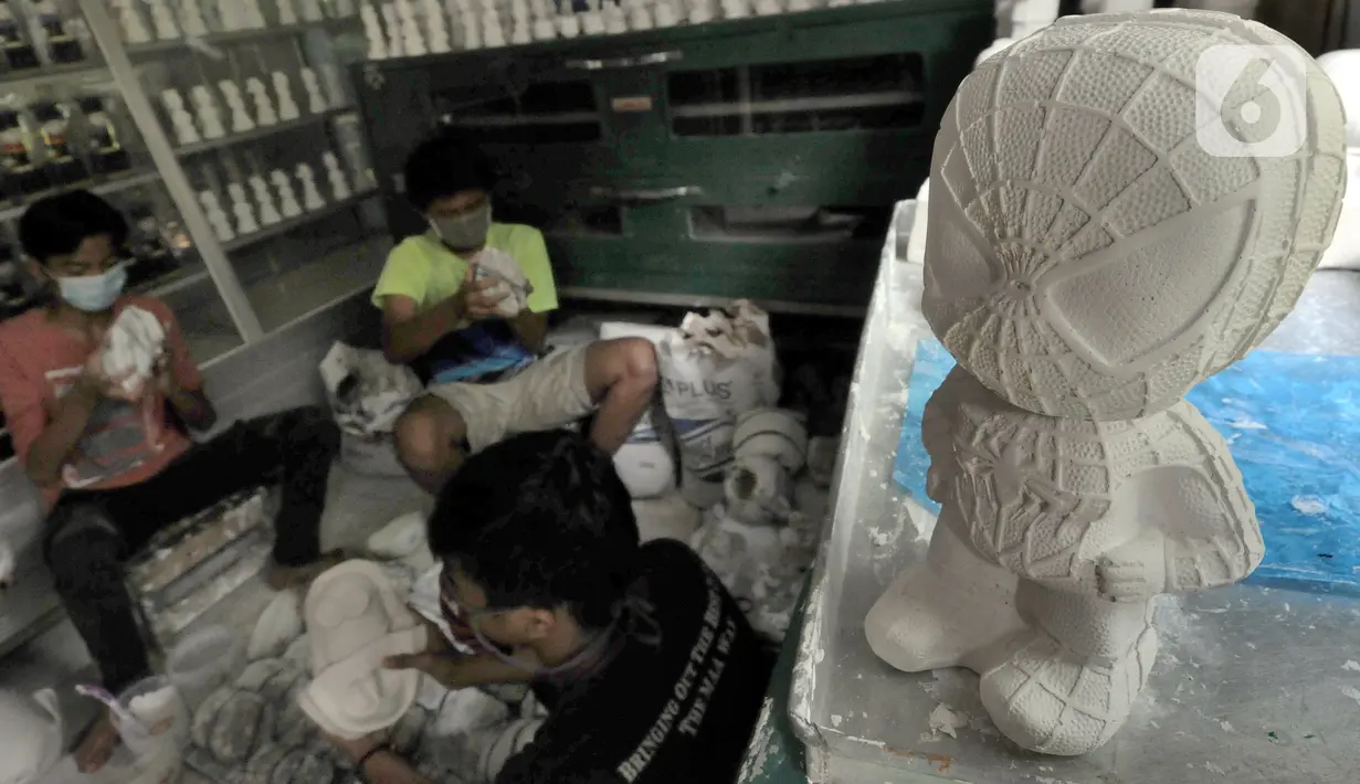 Pekerja membuat boneka berkarakter kartun di Saung Art Gallery, Pondok Cabe, Tangerang Selatan, Banten, Kamis  (25/3/2021). Selain menjadi sarana edukasi, boneka berbahan gipsum yang dapat digunakan sebagai celengan ini dijual dengan harga Rp 20 ribu-Rp 40 ribu per buah. (merdeka.com/Arie Basuki)