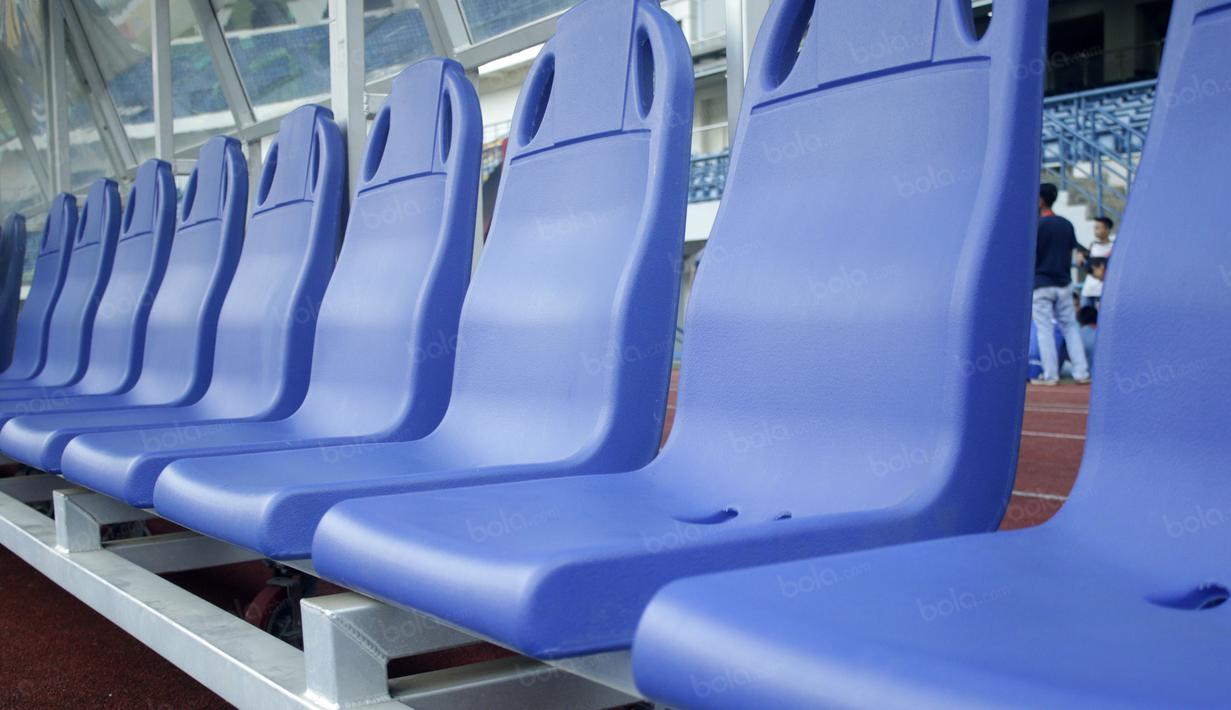 Bench pemain yang nyaman dan bersih di Stadion Gelora Bandung Lautan Api, Sabtu (2/7/2016). (Bola.com/Nicklas Hanoatubun)