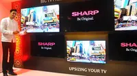 Darius Sinathrya, Brand Ambassador Sharp Indonesia, memperkenalkan varian televisi terbaru dari Sharp dengan ukuran yang lebih besar.