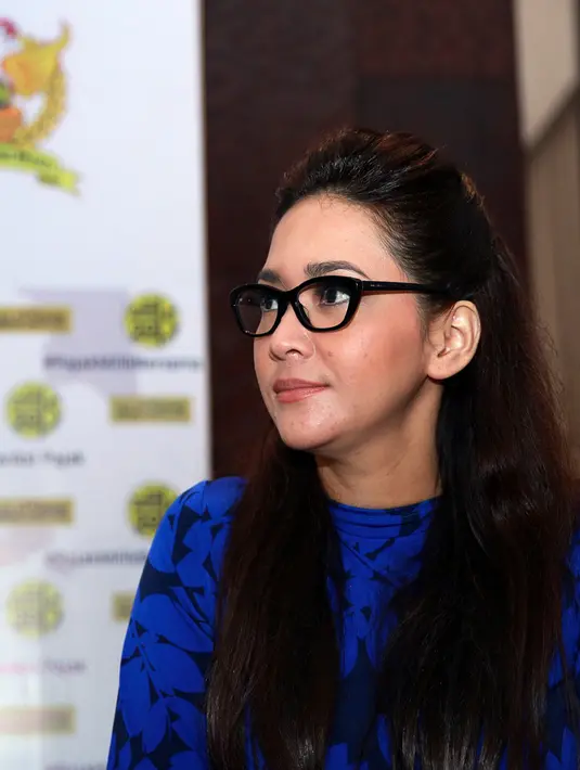 'Saya ga mau ngomongin di luar pajak. Sekarang fokus soal pajak dulu,' imbuh mantan istri Ahmad Dhani itu. (Deki Prayoga/Bintang.com)