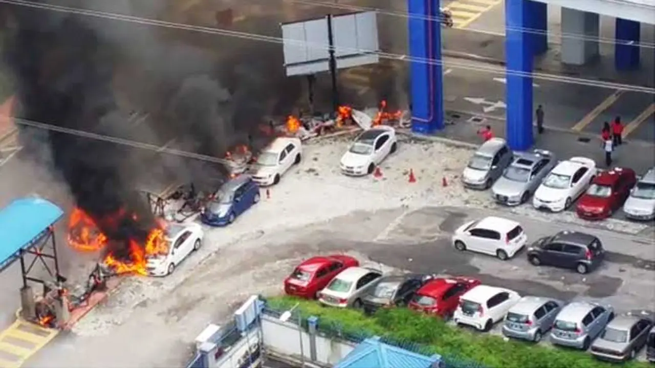 Detik-detik 6 Mobil Meledak Dekat Stasiun MRT Malaysia, Bom?