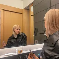 Rose BLACKPINK bikin geger para penggemar dengan penampilan rambut terbarunya. [@roses_are_rosie]