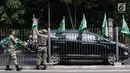 Petugas Satpol PP mencopot bendera partai politik di sepanjang pagar kawasan Pancoran, Jakarta. Selasa (18/7). Pencopotan dilakukan untuk menertibkan bendera partai politik liar yang memenuhi ruang publik di Ibukota. (Liputan6.com/Immanuel Antonius)