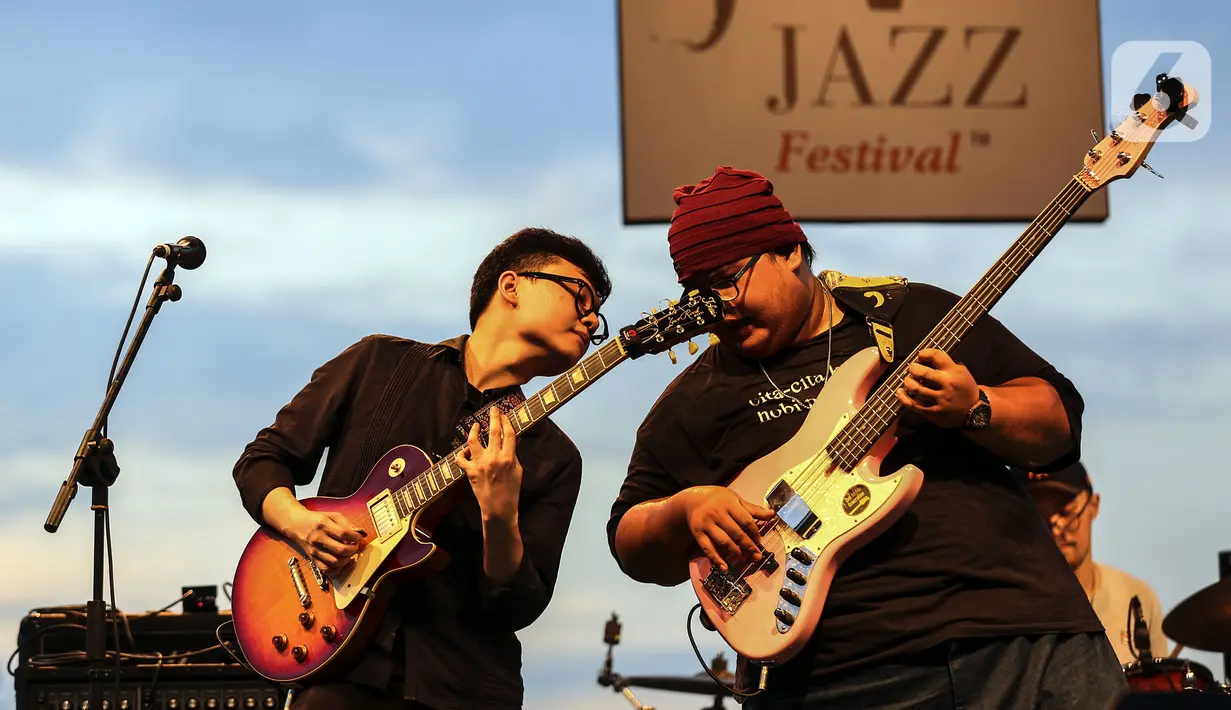 Gitaris jazz Daniel Dyonisius (kiri) saat tampil pada hari kedua BNI Java Jazz Festival 2022 di JIExpo Kemayoran, Jakarta Pusat, Sabtu (28/5/2022). Perhelatan musik BNI Java Jazz Festival 2022 digelar pada 27-29 Mei dengan menampilkan musisi-musisi dari dalam dan luar negeri. (Liputan6.com/Johan Tallo)
