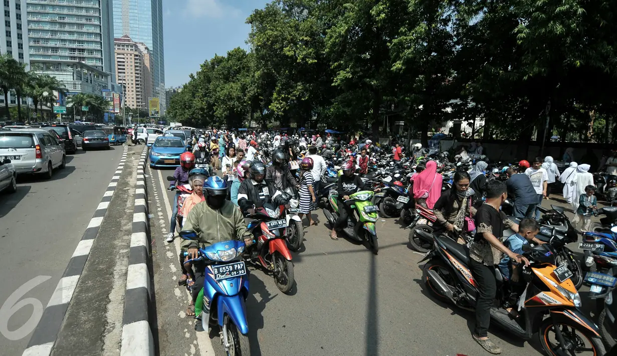 Kondisi arus lalu lintas di depan TPU Karet Bivak, Jakarta, Rabu (6/7). Padatnya peziarah menyebabkan arus lalu lintas di depan TPU menjadi tersendat karena warga memarkir kendaraan di badan jalan. (Liputan6.com/Yoppy Renato)