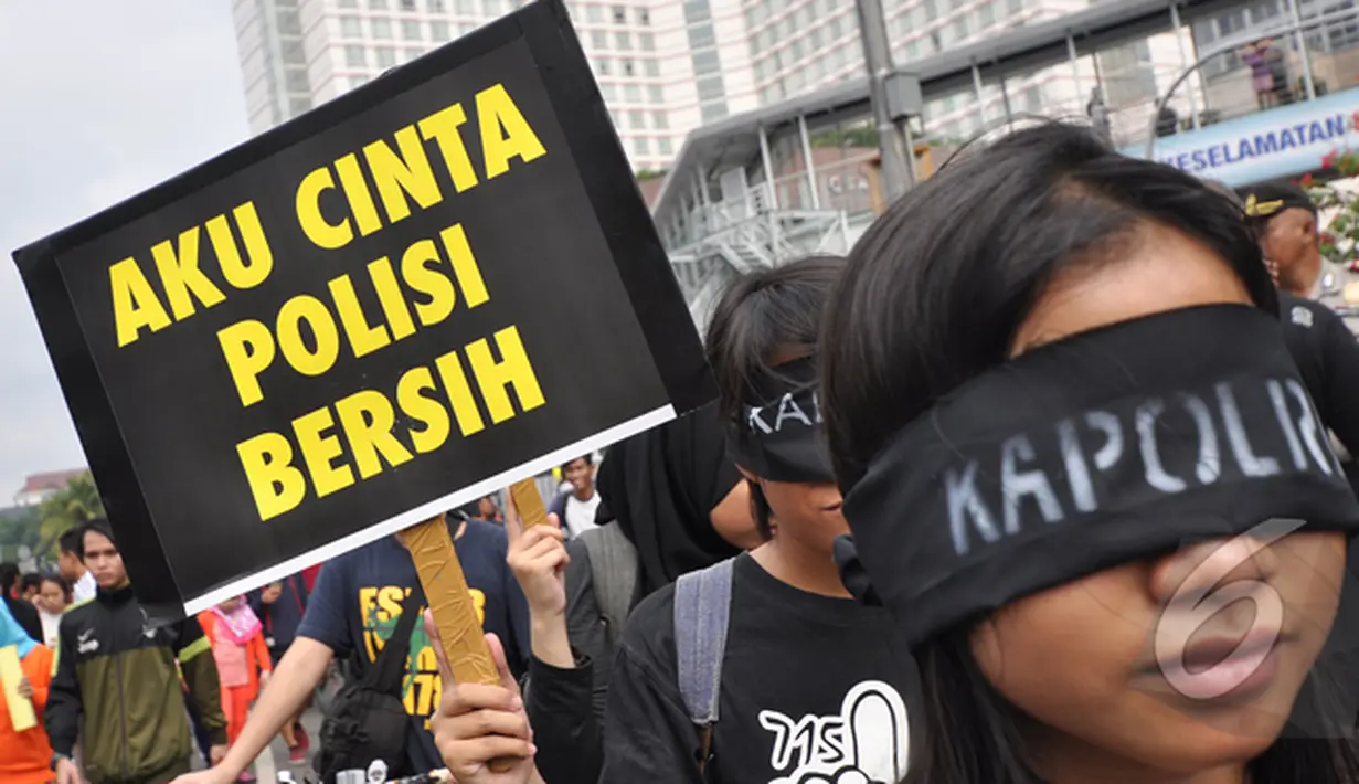 Massa dari Koalisi Untuk Reformasi Polri menutup mata mereka saat melakukan aksi di Car Free Day, Jakarta, Minggu (18/1/ 2015). (Liputan6.com/Miftahul Hayat)