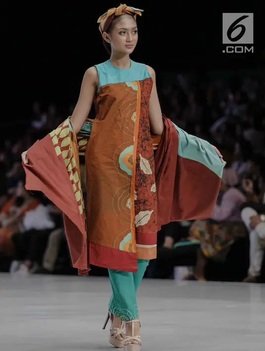 Model membawakan busana karya para perancang yang tergabung dalam Kopikkon pada Indonesia Fashion Week 2018 di JCC, Jakarta, Sabtu (31/3). Sepuluh perancang busana menampilkan karyanya yang mengusung tema Archipelago X. (Liputan6.com/Faizal Fanani)