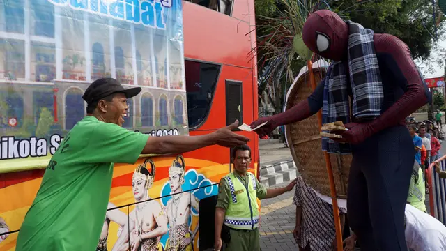 Spiderman Bagi-Bagi Sarung di Solo