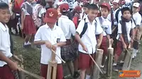 Ribuan Pelajar di Samosir Parade Kentungan Bambu