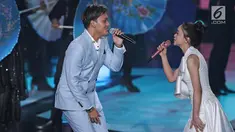 Penyanyi Rizky Ferbian saat berduet dengan pedangdut Lesti Andryani pada perayaan HUT Indosiar ke-23 di Jakarta Convention Center (JCC), Kamis (11/1). Mereka menyanyikan lagu Cukup Tau. (Liputan6.com/Herman Zakharia)