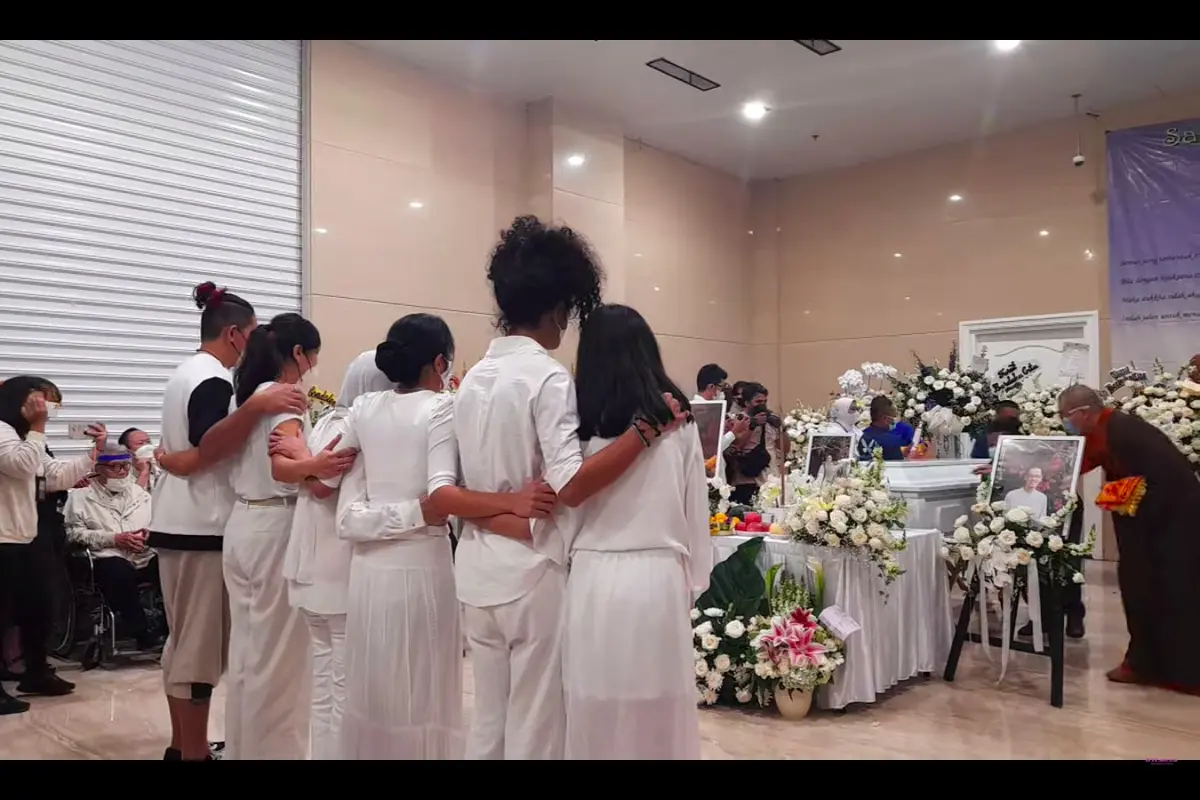 Pelukan Erat Sharena Delon, Dewi Lestari dan Anak-Anak Saat Upacara Tutup Peti Jenazah Reza Gunawan