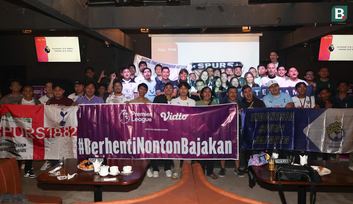 Para penggemar Tottenham Hotspur yang tergabung dalam IndoSpurs Jakarta berpose bersama setelah nonton bareng Roaring Night Liga Inggris 2023/2024 antara Tottenham Hotspur kontra Arsenal di Treehaus Kemang, Minggu (28/4/2024) malam WIB. (Bola.com/Abdul Aziz)
