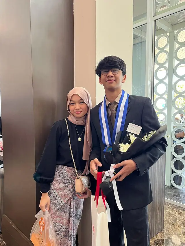 6 Momen Kelulusan Ayman Modjo Anak Duta Sheila On7, Didampingi Gadis yang Langsung Jadi Sorotan