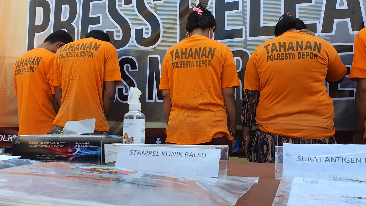 Polrestro Depok menangkap 6 pemalsu surat keterangan swab test Covid-19 di Kecamatan Tapos, Kota Depok.