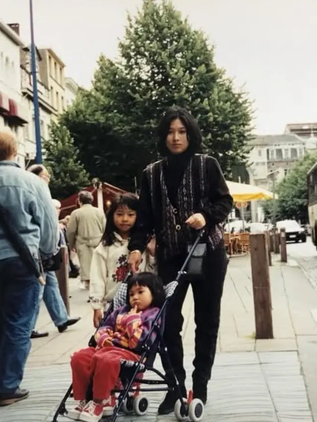 Artis Tanah Air Unggah Potret Jadul Masa Kecil Bersama Ibunda saat Ucapkan Hari Ibu.